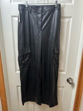 Aritzia Wilfred Bridger Cargo Pant
Vegan Leather high-rise Size 8